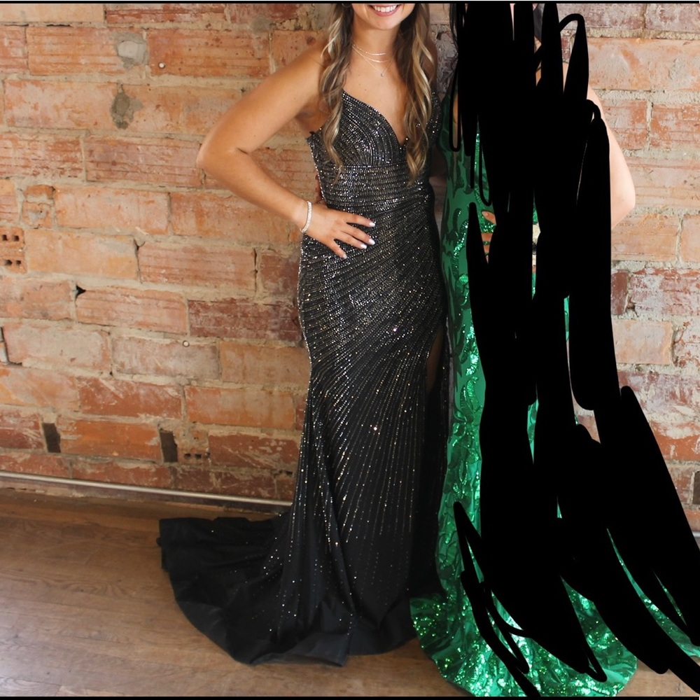 Black and silver Sherri Hill prom dress!!